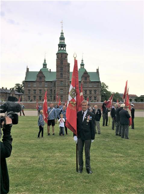 Vor fane foran Rosenborg Slot.